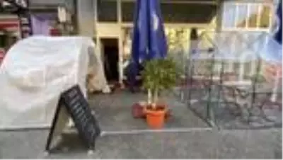 Almanya'daki bir kafede Kovid-19'a karşı saydam çadırlı önlem Almanya'daki bir kafede Kovid-19'a karşı saydam çadırlı önlem