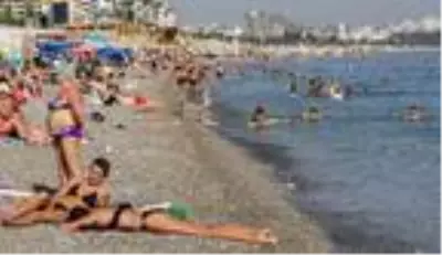 Antalya'da hava yaz aylarını aratmadı, sahiller doldu Antalya'da hava yaz aylarını aratmadı, sahiller doldu