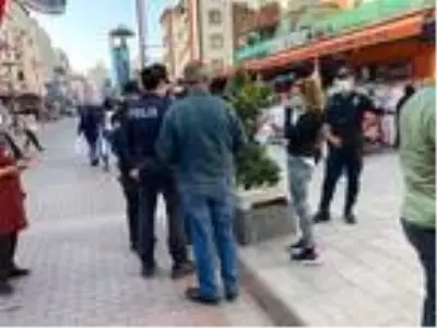 Ataşehir'de maske denetimi; Maskeli çocuklara şeker dağıtıldı Ataşehir'de maske denetimi; Maskeli çocuklara şeker dağıtıldı