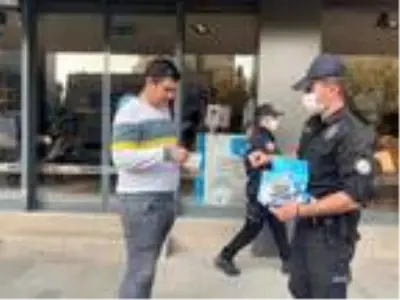 Ataşehir'de maske denetimi; Maskeli çocuklara şeker dağıtıldı Ataşehir'de maske denetimi; Maskeli çocuklara şeker dağıtıldı