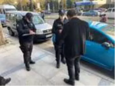 Ataşehir'de maske denetimi; Maskeli çocuklara şeker dağıtıldı Ataşehir'de maske denetimi; Maskeli çocuklara şeker dağıtıldı