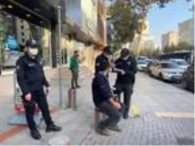 Ataşehir'de maske denetimi; Maskeli çocuklara şeker dağıtıldı Ataşehir'de maske denetimi; Maskeli çocuklara şeker dağıtıldı