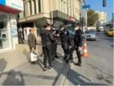 Ataşehir'de maske denetimi; Maskeli çocuklara şeker dağıtıldı Ataşehir'de maske denetimi; Maskeli çocuklara şeker dağıtıldı