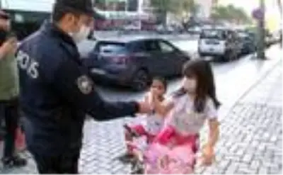 Ataşehir'de maske denetimi; Maskeli çocuklara şeker dağıtıldı Ataşehir'de maske denetimi; Maskeli çocuklara şeker dağıtıldı