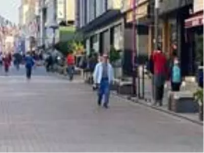Ataşehir'de maske denetimi; Maskeli çocuklara şeker dağıtıldı Ataşehir'de maske denetimi; Maskeli çocuklara şeker dağıtıldı