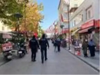 Ataşehir'de maske denetimi; Maskeli çocuklara şeker dağıtıldı Ataşehir'de maske denetimi; Maskeli çocuklara şeker dağıtıldı