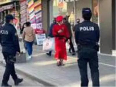 Ataşehir'de maske denetimi; Maskeli çocuklara şeker dağıtıldı Ataşehir'de maske denetimi; Maskeli çocuklara şeker dağıtıldı