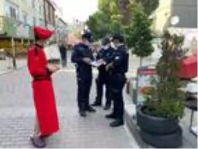 Ataşehir'de maske denetimi; Maskeli çocuklara şeker dağıtıldı Ataşehir'de maske denetimi; Maskeli çocuklara şeker dağıtıldı