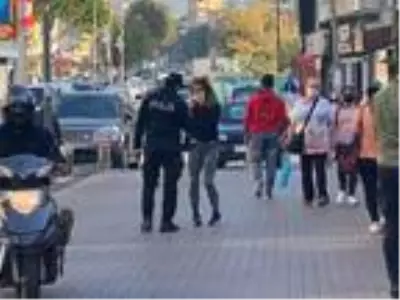 Ataşehir'de maske denetimi; Maskeli çocuklara şeker dağıtıldı Ataşehir'de maske denetimi; Maskeli çocuklara şeker dağıtıldı
