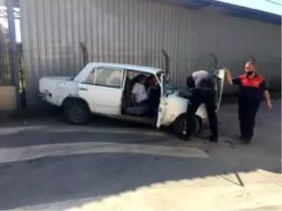 Seyir halindeki araca çarptı: 2 yaralı Seyir halindeki araca çarptı: 2 yaralı