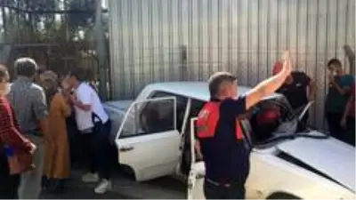 Seyir halindeki araca çarptı: 2 yaralı Seyir halindeki araca çarptı: 2 yaralı