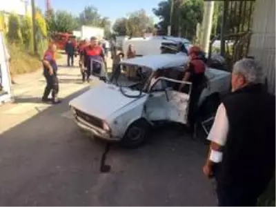 Seyir halindeki araca çarptı: 2 yaralı Seyir halindeki araca çarptı: 2 yaralı