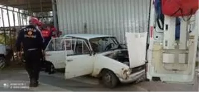 Seyir halindeki araca çarptı: 2 yaralı Seyir halindeki araca çarptı: 2 yaralı