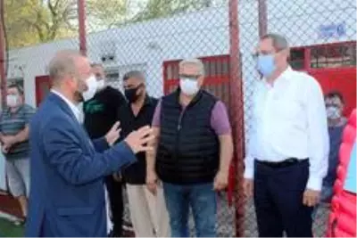 Ayvalık Belediye Başkanı Mesut Ergin geleceğin futbolcularıyla buluştu Ayvalık Belediye Başkanı Mesut Ergin geleceğin futbolcularıyla buluştu