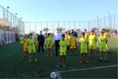 Ayvalık Belediye Başkanı Mesut Ergin geleceğin futbolcularıyla buluştu