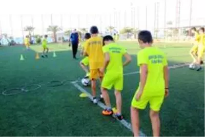 Ayvalık Belediye Başkanı Mesut Ergin geleceğin futbolcularıyla buluştu