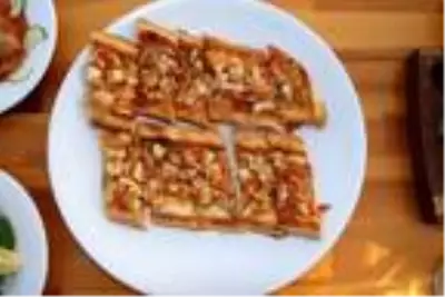Balıklı pide kırmızı et sevmeyenlerin gözdesi oldu Balıklı pide kırmızı et sevmeyenlerin gözdesi oldu