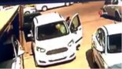 Başkent'te başlıkları kopan oksijen tüpleri dükkanlara fırladı: 1 yaralı Başkent'te başlıkları kopan oksijen tüpleri dükkanlara fırladı: 1 yaralı