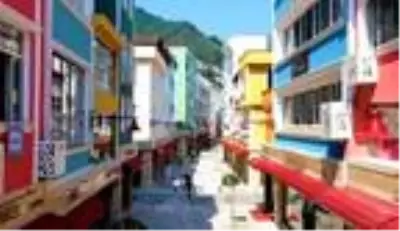 Bu cadde gökkuşağını andırıyor Bu cadde gökkuşağını andırıyor