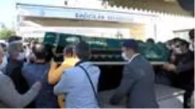 Büyükçekmece'deki uçak kazasında ölen pilot son yolculuğuna uğurlandı Büyükçekmece'deki uçak kazasında ölen pilot son yolculuğuna uğurlandı