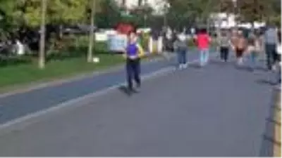 Caddebostan Sahili'nde dikkat çeken kalabalık Caddebostan Sahili'nde dikkat çeken kalabalık