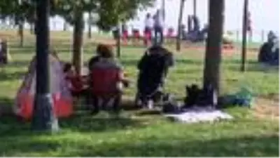 Caddebostan Sahili'nde dikkat çeken kalabalık Caddebostan Sahili'nde dikkat çeken kalabalık