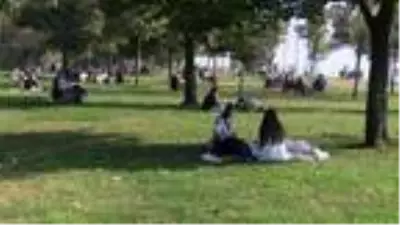 Caddebostan Sahili'nde dikkat çeken kalabalık Caddebostan Sahili'nde dikkat çeken kalabalık