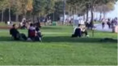 Caddebostan Sahili'nde dikkat çeken kalabalık Caddebostan Sahili'nde dikkat çeken kalabalık