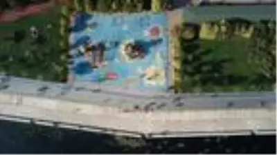 Caddebostan Sahili'nde dikkat çeken kalabalık Caddebostan Sahili'nde dikkat çeken kalabalık