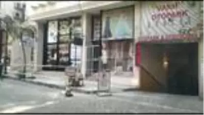 Çatıdan düşen molozlardan son anda kurtuldu