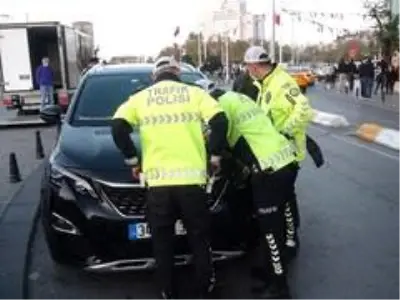Son dakika! Cipiyle İstanbul turuna çıkan korona virüslü şahıs, trafik polisine yakalandı Son dakika! Cipiyle İstanbul turuna çıkan korona virüslü şahıs, trafik polisine yakalandı