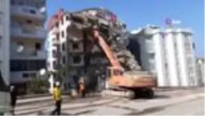 Çöken 9 katlı binanın yıkım çalışmalarının yapıldığı görüntüler ortaya çıktı