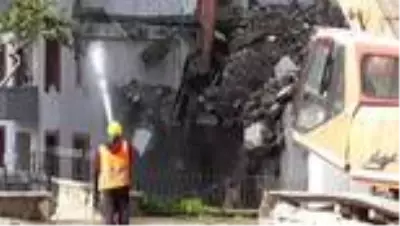 Çöken 9 katlı binanın yıkım çalışmalarının yapıldığı görüntüler ortaya çıktı
