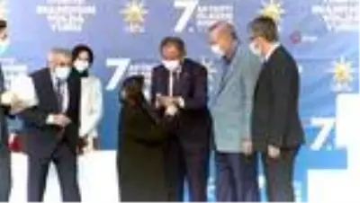 Cumhurbaşkanı Erdoğan ile Safiye Teyze arasında gülümseten diyalog Cumhurbaşkanı Erdoğan ile Safiye Teyze arasında gülümseten diyalog