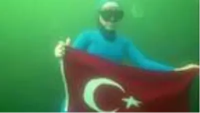 Dalış şampiyonu Şahika Ercümen, su altında Türk bayrağı açtı Dalış şampiyonu Şahika Ercümen, su altında Türk bayrağı açtı