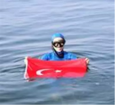 Dalış şampiyonu Şahika Ercümen, su altında Türk bayrağı açtı Dalış şampiyonu Şahika Ercümen, su altında Türk bayrağı açtı