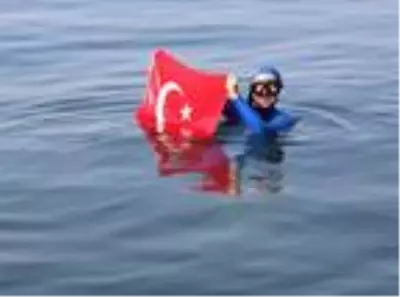 Dalış şampiyonu Şahika Ercümen, su altında Türk bayrağı açtı Dalış şampiyonu Şahika Ercümen, su altında Türk bayrağı açtı