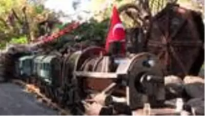 Demir yolu emeklisi 'kara tren' tutkusunu bahçesinde sergilediği maketle yaşatıyor Demir yolu emeklisi 'kara tren' tutkusunu bahçesinde sergilediği maketle yaşatıyor