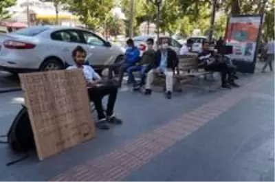 Dert dinleme başı 10 TL alan genç gezgin, derdiyle kendisini ağlatana da 100 TL veriyor Dert dinleme başı 10 TL alan genç gezgin, derdiyle kendisini ağlatana da 100 TL veriyor