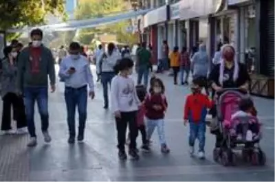 Dert dinleme başı 10 TL alan genç gezgin, derdiyle kendisini ağlatana da 100 TL veriyor Dert dinleme başı 10 TL alan genç gezgin, derdiyle kendisini ağlatana da 100 TL veriyor