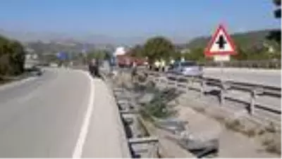 Devrilen hurda yüklü tır ulaşımı aksattı Devrilen hurda yüklü tır ulaşımı aksattı
