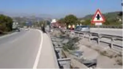 Devrilen hurda yüklü tır ulaşımı aksattı Devrilen hurda yüklü tır ulaşımı aksattı