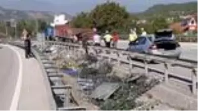 Devrilen hurda yüklü tır ulaşımı aksattı Devrilen hurda yüklü tır ulaşımı aksattı