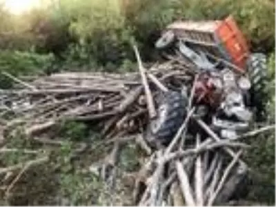 Devrilen traktörün altında kalan 4 kişiden 1'i öldü Devrilen traktörün altında kalan 4 kişiden 1'i öldü
