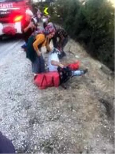 Devrilen traktörün altında kalan 4 kişiden 1'i öldü Devrilen traktörün altında kalan 4 kişiden 1'i öldü