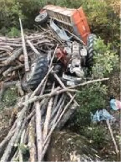 Devrilen traktörün altında kalan 4 kişiden 1'i öldü Devrilen traktörün altında kalan 4 kişiden 1'i öldü