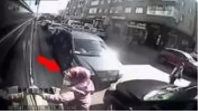 Durak dışında olduğu için kendisini almayan şoföre kızan kadın taksiyle takip ettiği otobüsü kırmızıya boyadı Durak dışında olduğu için kendisini almayan şoföre kızan kadın taksiyle takip ettiği otobüsü kırmızıya boyadı