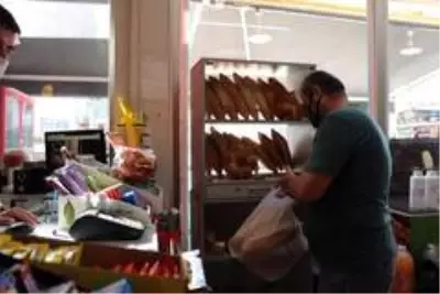 Ekmeği 0,75 kuruştan satan mahalle bakkalı vatandaşları mutlu etti Ekmeği 0,75 kuruştan satan mahalle bakkalı vatandaşları mutlu etti