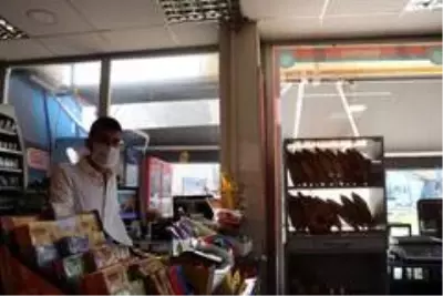 Ekmeği 0,75 kuruştan satan mahalle bakkalı vatandaşları mutlu etti Ekmeği 0,75 kuruştan satan mahalle bakkalı vatandaşları mutlu etti