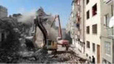Elazığ'da deprem sonrası harabeye dönen 10 bin konut yıkıldı Elazığ'da deprem sonrası harabeye dönen 10 bin konut yıkıldı